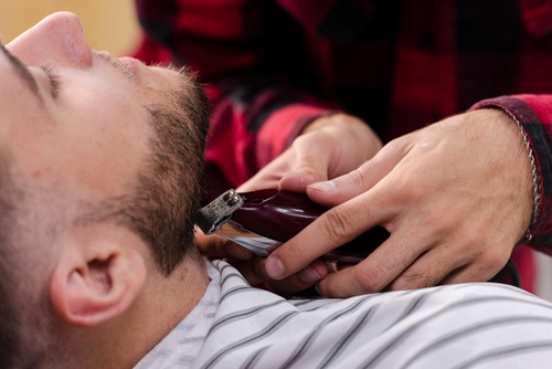 Corte de barba a cliente masculino