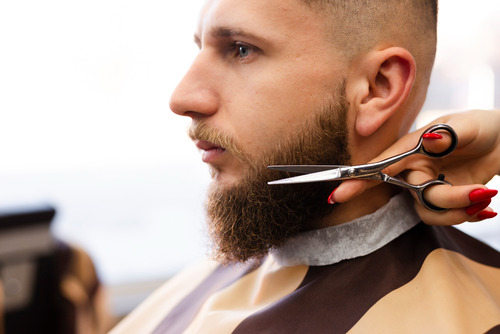 Corte de barba a cliente masculino