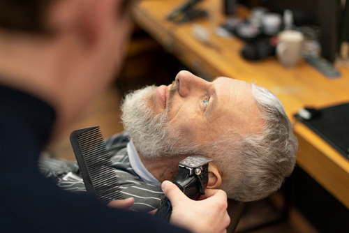 Corte de barba a cliente masculino
