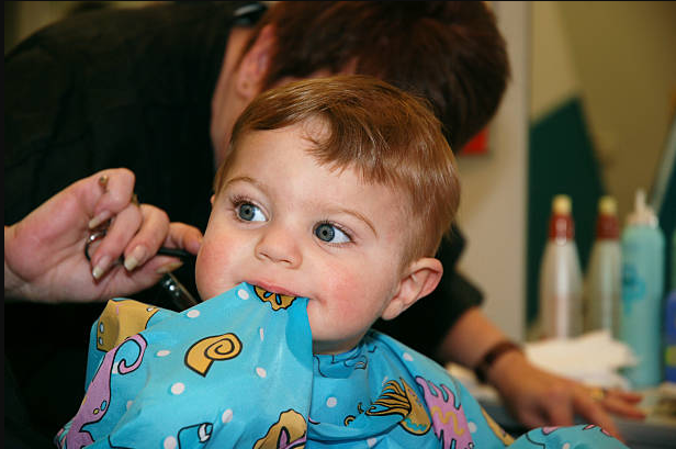Niño sonriente tras su corte de pelo
